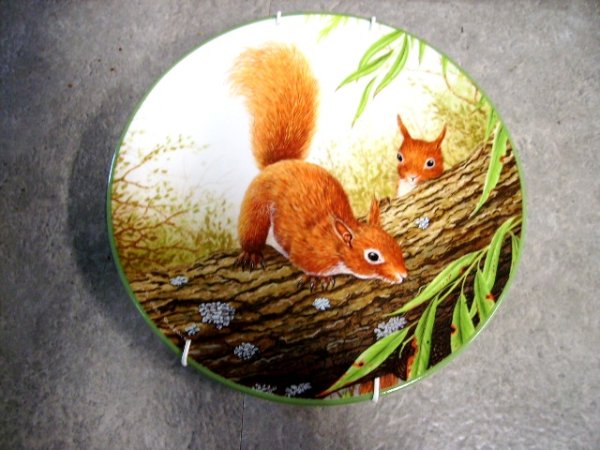 画像1: ロイヤルドルトン（Royal Doulton）　プレート　Red Squirrels on Branch　　箱付き　シリアルナンバー入り (1)